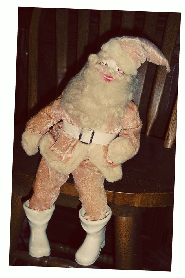 Pink Flocked Santa / Photo: http://www.auntpeaches.com